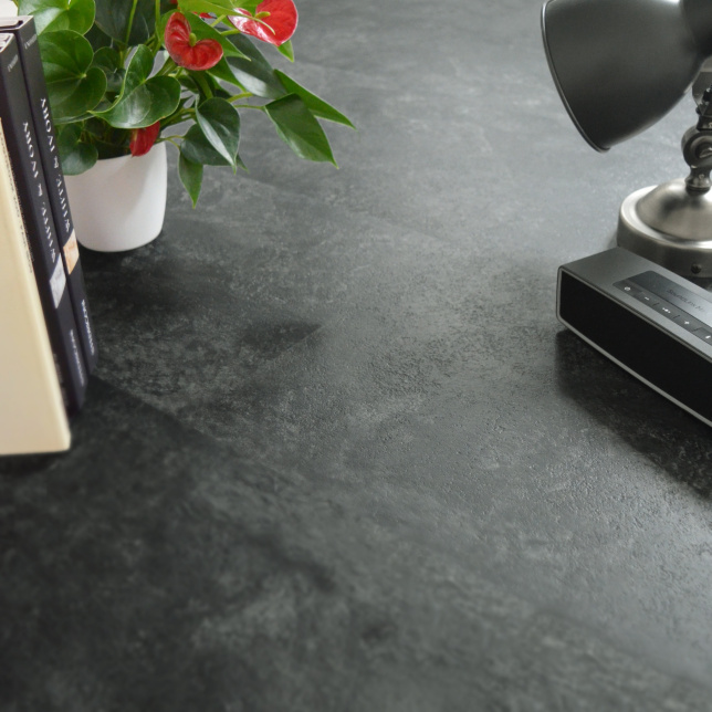 Rendu élégant et minéral des dalles vinyle Performance Clic 5G style ardoise naturelle