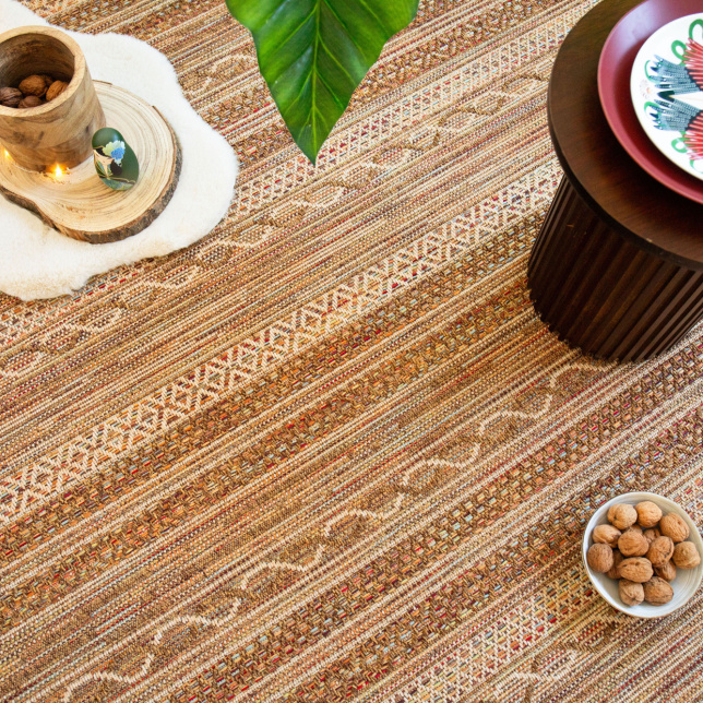 Moquette en fibres naturelles tissé à plat Aztlan – scène lifestyle avec assiette et éléments boisés