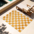 Tapis Marius jaune moutarde et écru, posé sur terrasse moderne près de la piscine