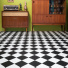 Sol vinyle Happy Days carrelage damier diagonal noir et blanc - salon