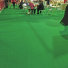 Revêtement de sol Stand Event filmé vert, idéal pour halls, couloirs et espaces d’accueil