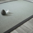 Tapis sisal Yucatan gris acier ganse coton anthracite - Vue de loin