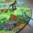 Tapis rond de jeu enfant circuit volcans et dinosaures - salon