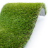 Gazon synthétique Lodge 100 % recyclable - 40mm, vue zoomée sur fibres et envers blanc Verdite