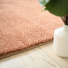 Tapis doux poils longs - Touch rose corail - Galon tabac - gros plan