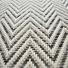 Tapis intrieur / extrieur tiss plat Java Chevron blanc ganse noire - gros plan