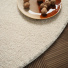 Tapis rond doux poils longs Touch beige clair galon blanc coton - gros plan