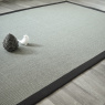 Visuel - Tapis sisal Yucatan gris acier - Ganse coton noire