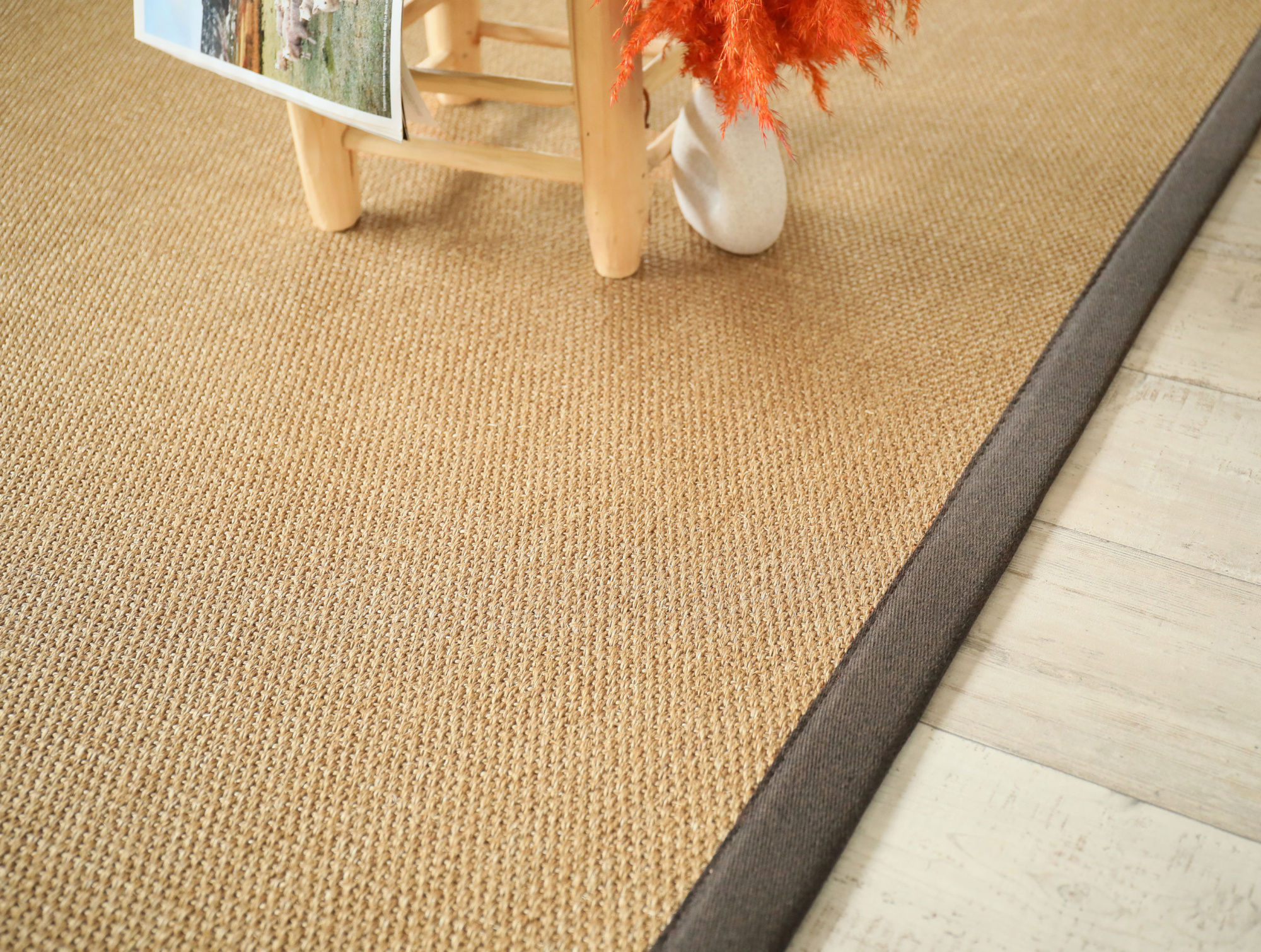 Tapis sur mesure en sisal Tulum Havane, ambiance chaleureuse et naturelle dans un intérieur contemporain