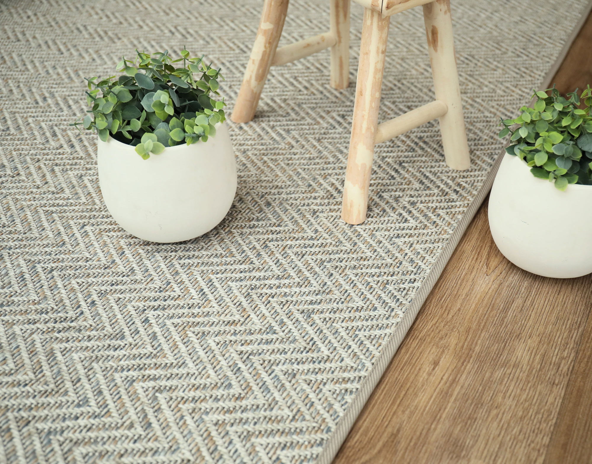 Tapis sur mesure Tissé plat Java Chevron gris grège