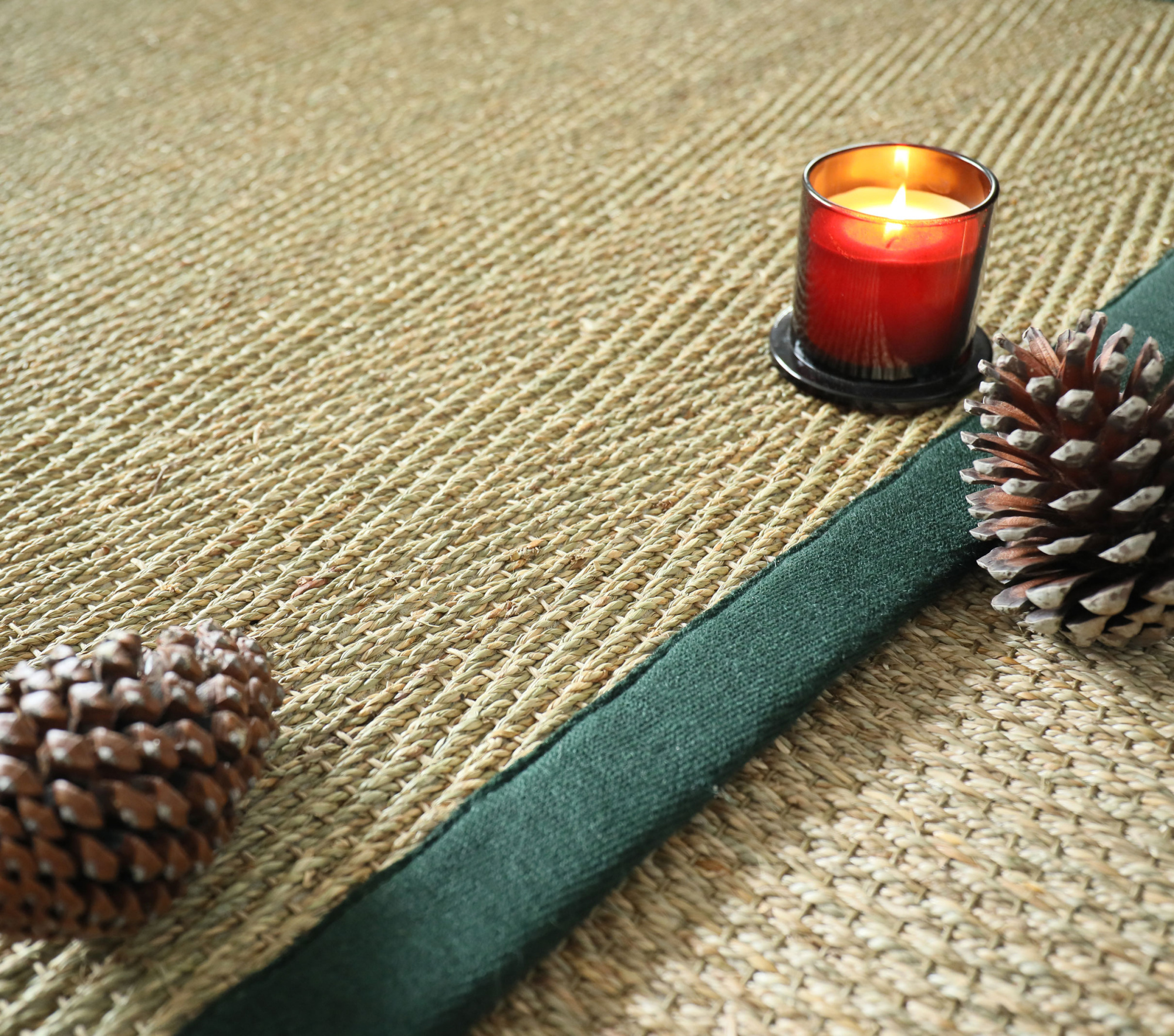 Tapis sur mesure Jonc de mer Assam chevron - salon