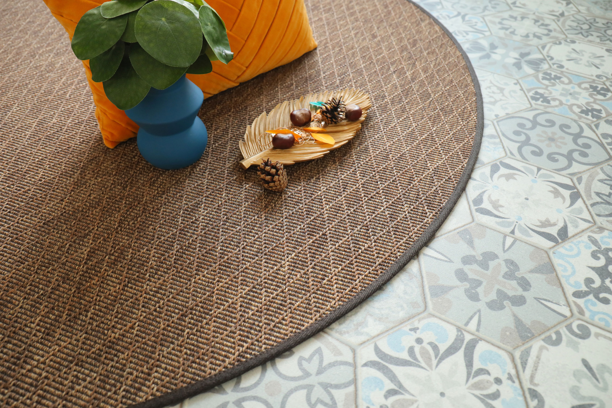 Motif losanges du tapis sur mesure Tissé plat Timika - Marron camel en gros plan