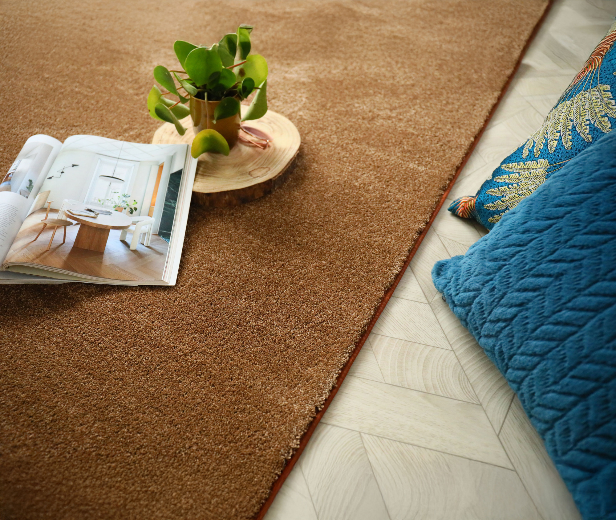  Tapis sur mesure Chromaluxe noisette au design raffiné, parfait pour personnaliser votre décoration