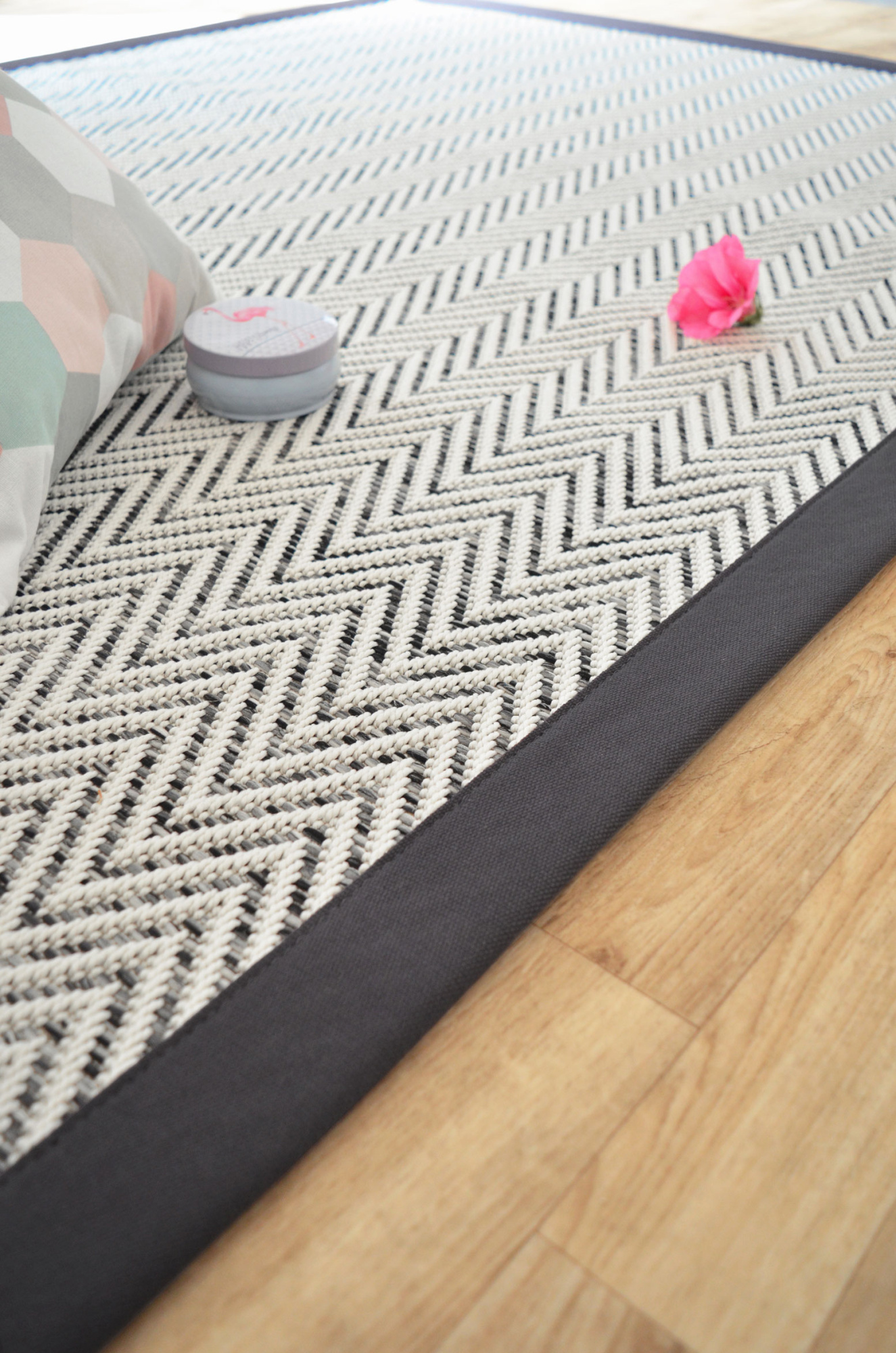Tapis sur mesure tissé plat Java chevron blanc