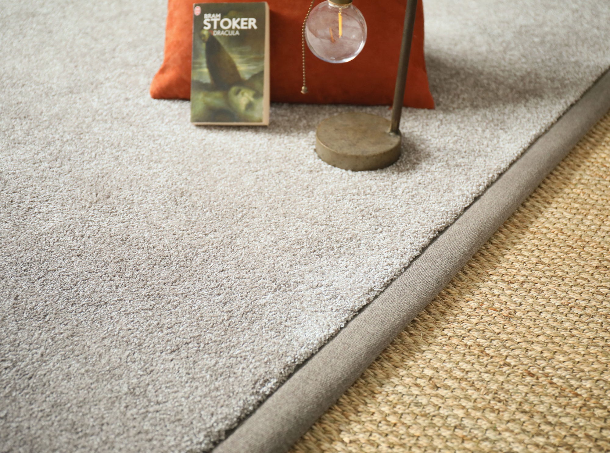 Tapis moquette poils longs grège clair