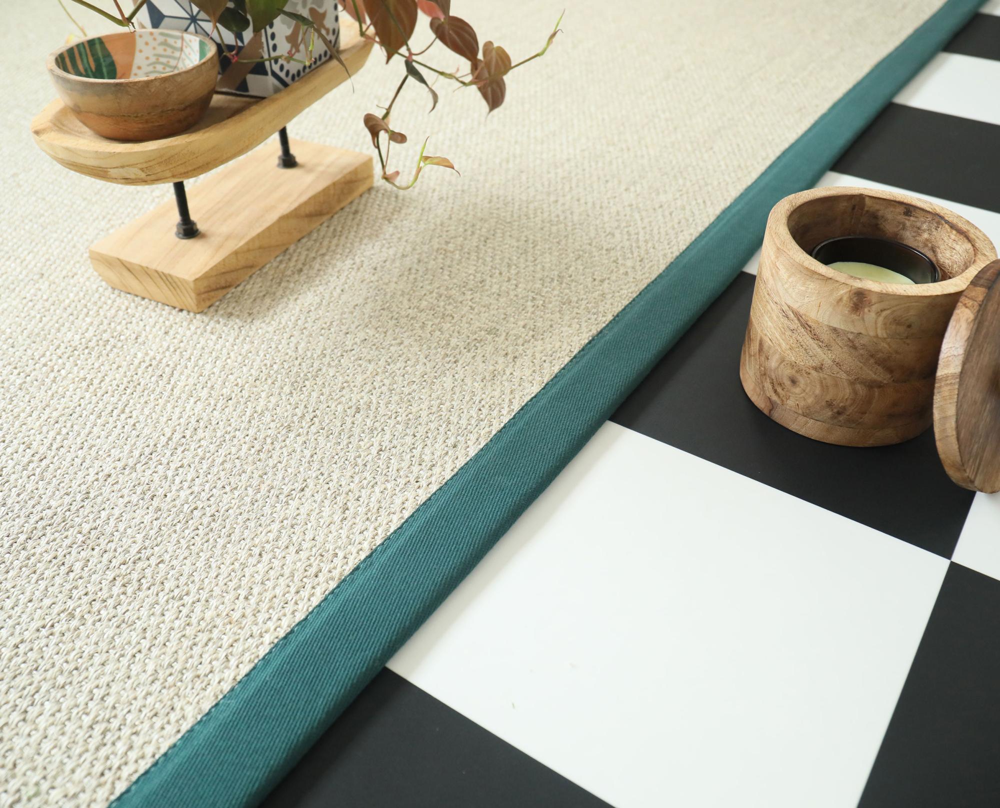 Ambiance déco naturelle avec le tapis sur mesure sisal Tulum blanchi avec boîte en bois et plante