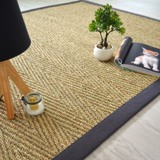 Tapis sur mesure Jonc de mer Assam chevron - salon